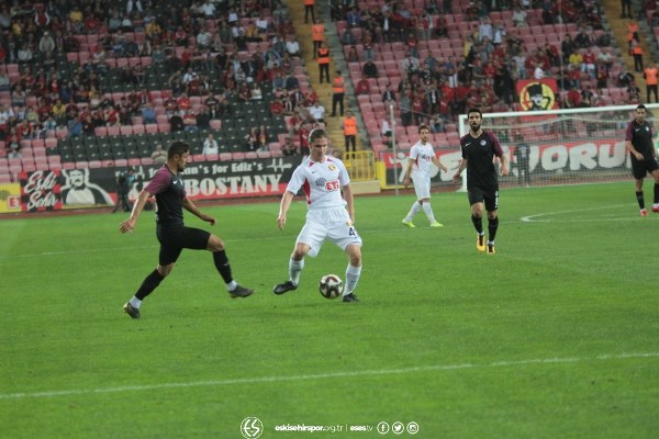 TFF 1. Lig'in ilk hafta kapanış maçında Eskişehirspor ile Keçiörengücü 1-1 berabere kaldı. Maça yine Eskişehirspor taraftarı damga vurdu. İşte karşılaşmadan kareler...