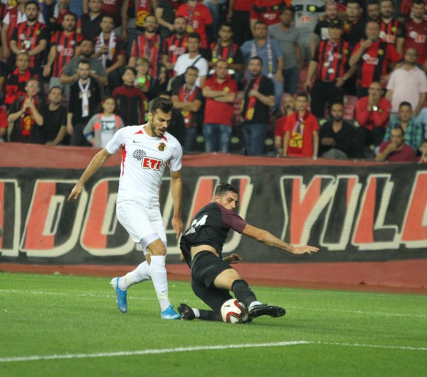 TFF 1. Lig'in ilk hafta kapanış maçında Eskişehirspor ile Keçiörengücü 1-1 berabere kaldı. Maça yine Eskişehirspor taraftarı damga vurdu. İşte karşılaşmadan kareler...