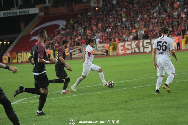 TFF 1. Lig'in ilk hafta kapanış maçında Eskişehirspor ile Keçiörengücü 1-1 berabere kaldı. Maça yine Eskişehirspor taraftarı damga vurdu. İşte karşılaşmadan kareler...