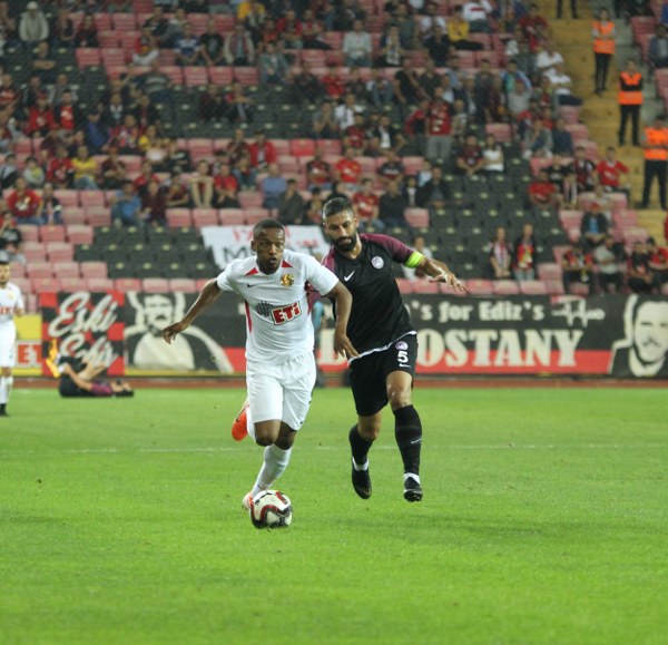 TFF 1. Lig'in ilk hafta kapanış maçında Eskişehirspor ile Keçiörengücü 1-1 berabere kaldı. Maça yine Eskişehirspor taraftarı damga vurdu. İşte karşılaşmadan kareler...