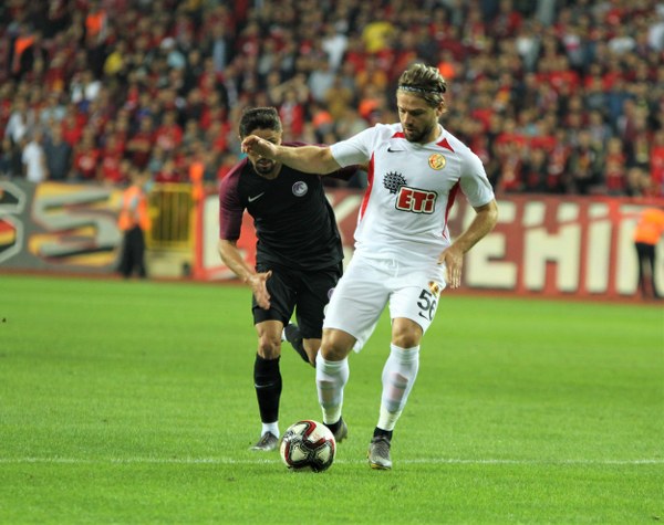 TFF 1. Lig'in ilk hafta kapanış maçında Eskişehirspor ile Keçiörengücü 1-1 berabere kaldı. Maça yine Eskişehirspor taraftarı damga vurdu. İşte karşılaşmadan kareler...