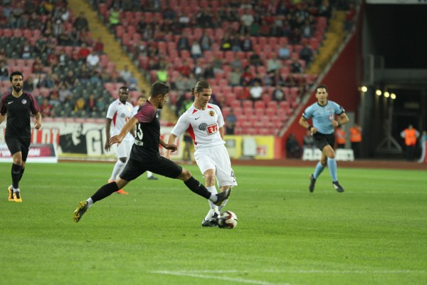 TFF 1. Lig'in ilk hafta kapanış maçında Eskişehirspor ile Keçiörengücü 1-1 berabere kaldı. Maça yine Eskişehirspor taraftarı damga vurdu. İşte karşılaşmadan kareler...