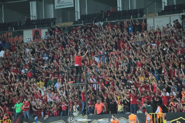 TFF 1. Lig'in ilk hafta kapanış maçında Eskişehirspor ile Keçiörengücü 1-1 berabere kaldı. Maça yine Eskişehirspor taraftarı damga vurdu. İşte karşılaşmadan kareler...