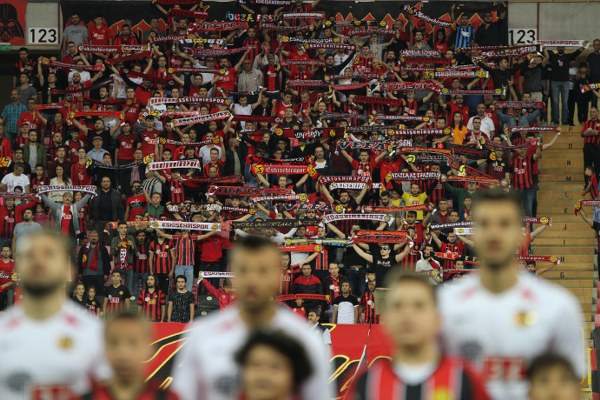 TFF 1. Lig'in ilk hafta kapanış maçında Eskişehirspor ile Keçiörengücü 1-1 berabere kaldı. Maça yine Eskişehirspor taraftarı damga vurdu. İşte karşılaşmadan kareler...