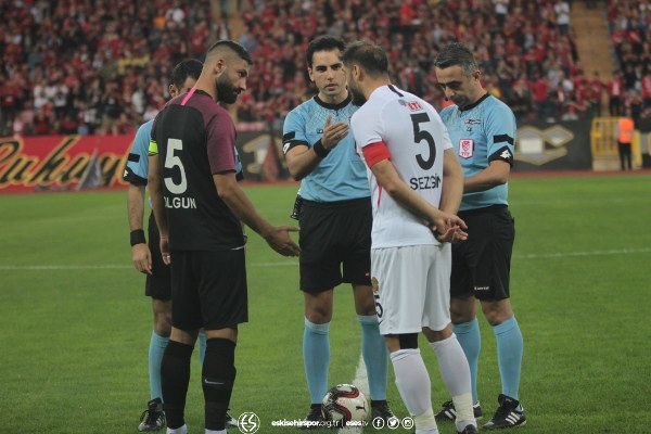 TFF 1. Lig'in ilk hafta kapanış maçında Eskişehirspor ile Keçiörengücü 1-1 berabere kaldı. Maça yine Eskişehirspor taraftarı damga vurdu. İşte karşılaşmadan kareler...