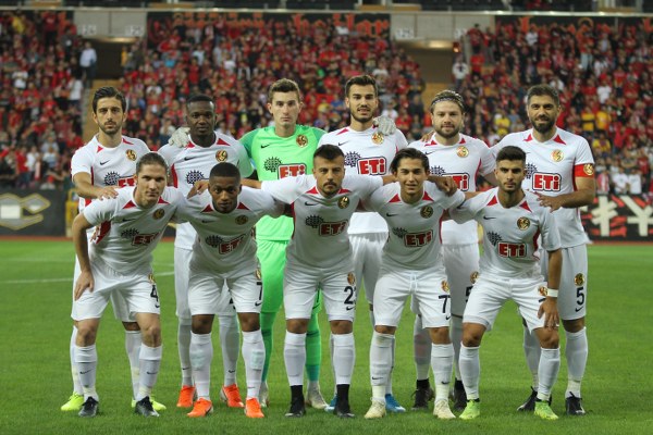 TFF 1. Lig'in ilk hafta kapanış maçında Eskişehirspor ile Keçiörengücü 1-1 berabere kaldı. Maça yine Eskişehirspor taraftarı damga vurdu. İşte karşılaşmadan kareler...