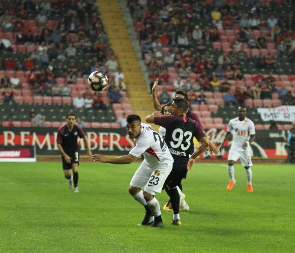 TFF 1. Lig'in ilk hafta kapanış maçında Eskişehirspor ile Keçiörengücü 1-1 berabere kaldı. Maça yine Eskişehirspor taraftarı damga vurdu. İşte karşılaşmadan kareler...