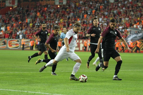 TFF 1. Lig'in ilk hafta kapanış maçında Eskişehirspor ile Keçiörengücü 1-1 berabere kaldı. Maça yine Eskişehirspor taraftarı damga vurdu. İşte karşılaşmadan kareler...