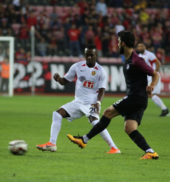 TFF 1. Lig'in ilk hafta kapanış maçında Eskişehirspor ile Keçiörengücü 1-1 berabere kaldı. Maça yine Eskişehirspor taraftarı damga vurdu. İşte karşılaşmadan kareler...