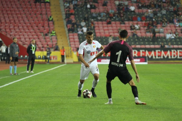 TFF 1. Lig'in ilk hafta kapanış maçında Eskişehirspor ile Keçiörengücü 1-1 berabere kaldı. Maça yine Eskişehirspor taraftarı damga vurdu. İşte karşılaşmadan kareler...