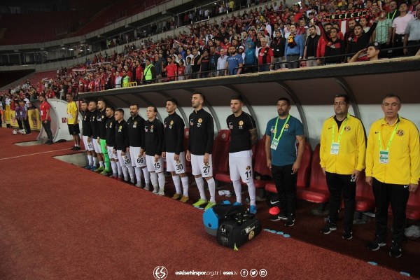 TFF 1. Lig'in ilk hafta kapanış maçında Eskişehirspor ile Keçiörengücü 1-1 berabere kaldı. Maça yine Eskişehirspor taraftarı damga vurdu. İşte karşılaşmadan kareler...