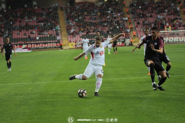 TFF 1. Lig'in ilk hafta kapanış maçında Eskişehirspor ile Keçiörengücü 1-1 berabere kaldı. Maça yine Eskişehirspor taraftarı damga vurdu. İşte karşılaşmadan kareler...