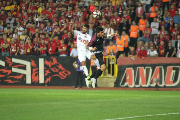 TFF 1. Lig'in ilk hafta kapanış maçında Eskişehirspor ile Keçiörengücü 1-1 berabere kaldı. Maça yine Eskişehirspor taraftarı damga vurdu. İşte karşılaşmadan kareler...