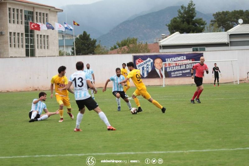 Eskişehirspor, Ziraat Türkiye Kupası 3.eleme turunda deplasmanda Erbaaspor'a 1-0 yenildi ve kupaya erken veda etti. 8 Eskişehirspor taraftarı deplasmanda Eskişehirspor'u yalnız bırakmadı.