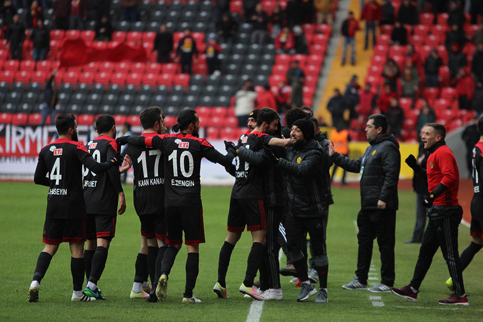 TFF 1. Lig'de Eskişehirspor sahasında karşılaştığı Balıkesirspor’u 3-2 mağlup ederek yeniden liderliğe yükseldi.