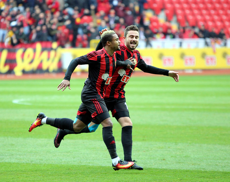 TFF 1. Lig'de Eskişehirspor sahasında karşılaştığı Balıkesirspor’u 3-2 mağlup ederek yeniden liderliğe yükseldi.