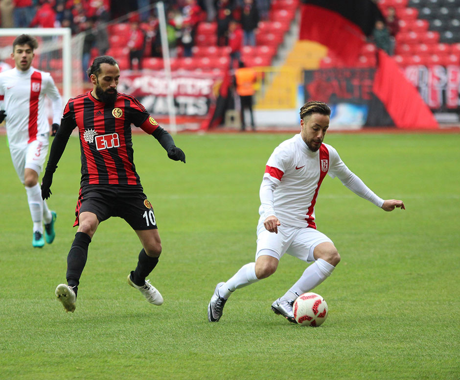 TFF 1. Lig'de Eskişehirspor sahasında karşılaştığı Balıkesirspor’u 3-2 mağlup ederek yeniden liderliğe yükseldi.