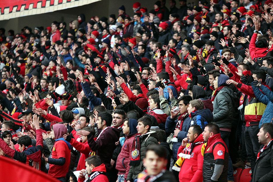 TFF 1. Lig'de Eskişehirspor sahasında karşılaştığı Balıkesirspor’u 3-2 mağlup ederek yeniden liderliğe yükseldi.