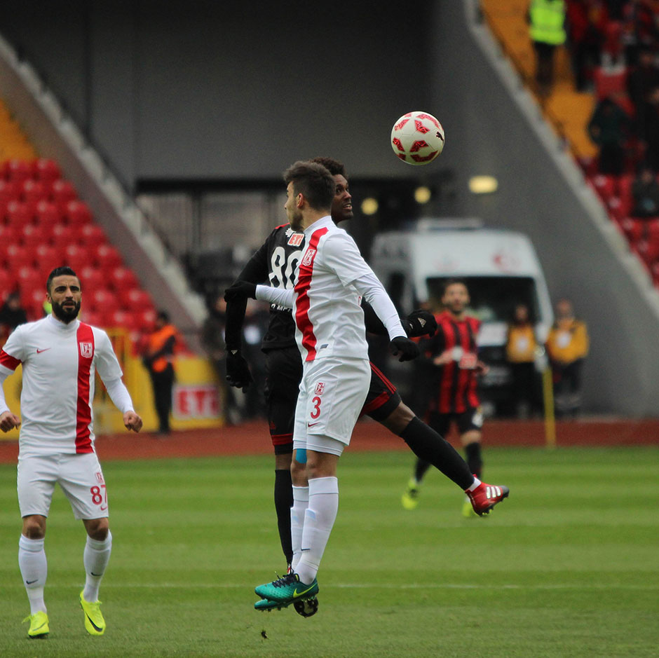 TFF 1. Lig'de Eskişehirspor sahasında karşılaştığı Balıkesirspor’u 3-2 mağlup ederek yeniden liderliğe yükseldi.