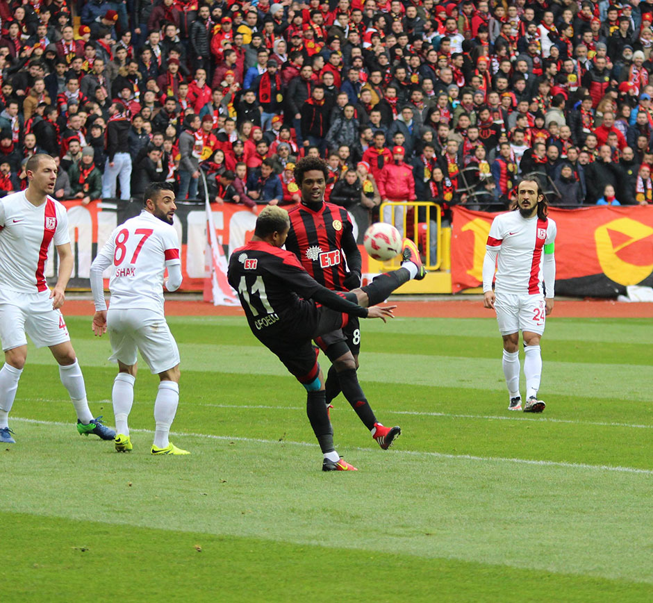 TFF 1. Lig'de Eskişehirspor sahasında karşılaştığı Balıkesirspor’u 3-2 mağlup ederek yeniden liderliğe yükseldi.