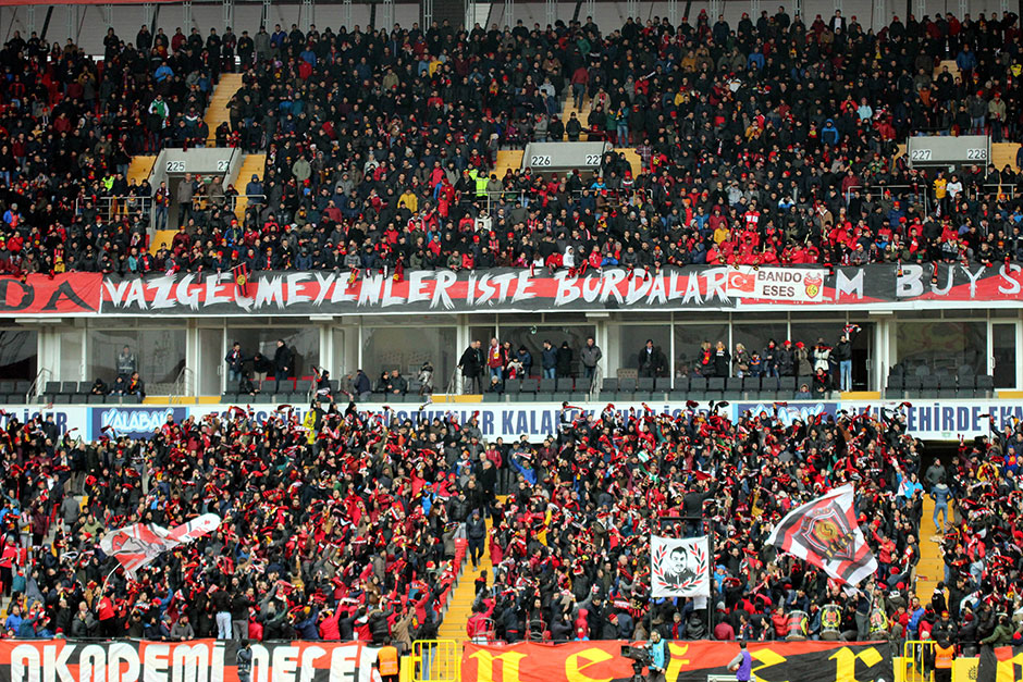 TFF 1. Lig'de Eskişehirspor sahasında karşılaştığı Balıkesirspor’u 3-2 mağlup ederek yeniden liderliğe yükseldi.