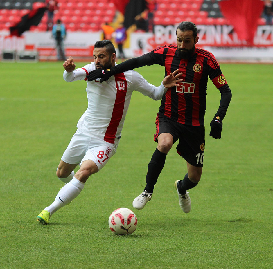 TFF 1. Lig'de Eskişehirspor sahasında karşılaştığı Balıkesirspor’u 3-2 mağlup ederek yeniden liderliğe yükseldi.