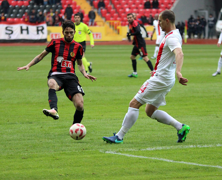 TFF 1. Lig'de Eskişehirspor sahasında karşılaştığı Balıkesirspor’u 3-2 mağlup ederek yeniden liderliğe yükseldi.