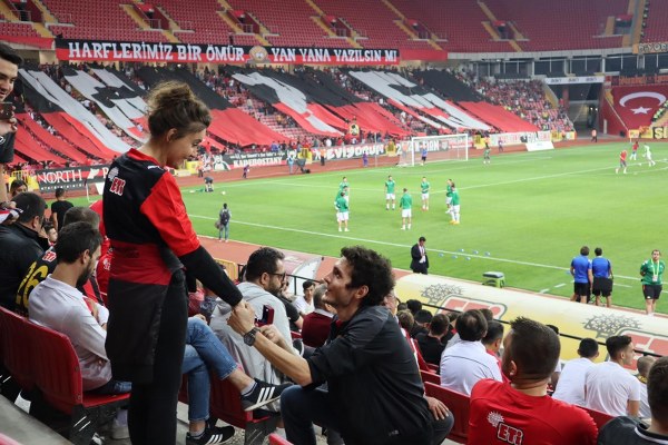 Genç aşıklar Eskişehirspor’un 2-0 mağlup olmasına rağmen stattan mutlu ayrıldı. 