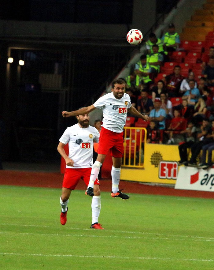 Yeni sezon öncesi hazırlık maçında karşı karşıya gelen TFF 1. Lig ekipleri Eskişehirspor ile Manisaspor arasındaki mücadelede taraflar beraberliğe razı oldu.