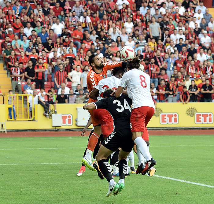 Yeni sezon öncesi hazırlık maçında karşı karşıya gelen TFF 1. Lig ekipleri Eskişehirspor ile Manisaspor arasındaki mücadelede taraflar beraberliğe razı oldu.