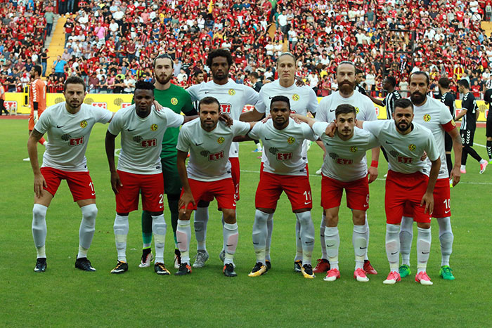 Yeni sezon öncesi hazırlık maçında karşı karşıya gelen TFF 1. Lig ekipleri Eskişehirspor ile Manisaspor arasındaki mücadelede taraflar beraberliğe razı oldu.