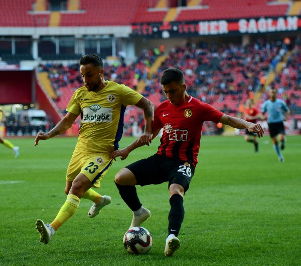 Eskişehirspor evinde Ekol Göz Menemenspor’u 3-0 mağlup ederek ligdeki ilk 3 puanını aldı. Spor Toto 1. Lig’in 5’inci haftasında oynanan Eskişehirspor-Menemenspor karşılaşmasına Es Es taraftarı ilgi göstermedi. Alınan puan silme cezaları, yönetimin akıl almaz hataları nedeniyle taraftarlar eski gibi tribünleri doldurmadı. Mücadeleyi 6 bin 424 taraftar takip etti. Taraftarlar bazı dakikalarda yönetime tepki gösterdi.