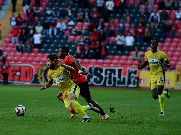 Eskişehirspor evinde Ekol Göz Menemenspor’u 3-0 mağlup ederek ligdeki ilk 3 puanını aldı. Spor Toto 1. Lig’in 5’inci haftasında oynanan Eskişehirspor-Menemenspor karşılaşmasına Es Es taraftarı ilgi göstermedi. Alınan puan silme cezaları, yönetimin akıl almaz hataları nedeniyle taraftarlar eski gibi tribünleri doldurmadı. Mücadeleyi 6 bin 424 taraftar takip etti. Taraftarlar bazı dakikalarda yönetime tepki gösterdi.