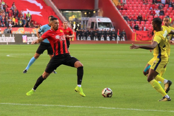 Eskişehirspor evinde Ekol Göz Menemenspor’u 3-0 mağlup ederek ligdeki ilk 3 puanını aldı. Spor Toto 1. Lig’in 5’inci haftasında oynanan Eskişehirspor-Menemenspor karşılaşmasına Es Es taraftarı ilgi göstermedi. Alınan puan silme cezaları, yönetimin akıl almaz hataları nedeniyle taraftarlar eski gibi tribünleri doldurmadı. Mücadeleyi 6 bin 424 taraftar takip etti. Taraftarlar bazı dakikalarda yönetime tepki gösterdi.