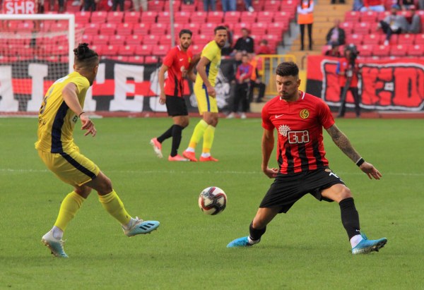 Eskişehirspor evinde Ekol Göz Menemenspor’u 3-0 mağlup ederek ligdeki ilk 3 puanını aldı. Spor Toto 1. Lig’in 5’inci haftasında oynanan Eskişehirspor-Menemenspor karşılaşmasına Es Es taraftarı ilgi göstermedi. Alınan puan silme cezaları, yönetimin akıl almaz hataları nedeniyle taraftarlar eski gibi tribünleri doldurmadı. Mücadeleyi 6 bin 424 taraftar takip etti. Taraftarlar bazı dakikalarda yönetime tepki gösterdi.