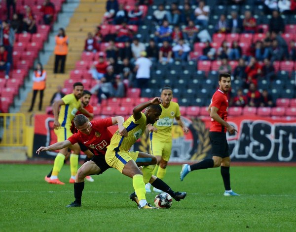 Eskişehirspor evinde Ekol Göz Menemenspor’u 3-0 mağlup ederek ligdeki ilk 3 puanını aldı. Spor Toto 1. Lig’in 5’inci haftasında oynanan Eskişehirspor-Menemenspor karşılaşmasına Es Es taraftarı ilgi göstermedi. Alınan puan silme cezaları, yönetimin akıl almaz hataları nedeniyle taraftarlar eski gibi tribünleri doldurmadı. Mücadeleyi 6 bin 424 taraftar takip etti. Taraftarlar bazı dakikalarda yönetime tepki gösterdi.