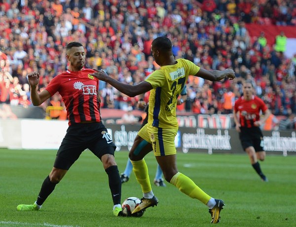 Eskişehirspor evinde Ekol Göz Menemenspor’u 3-0 mağlup ederek ligdeki ilk 3 puanını aldı. Spor Toto 1. Lig’in 5’inci haftasında oynanan Eskişehirspor-Menemenspor karşılaşmasına Es Es taraftarı ilgi göstermedi. Alınan puan silme cezaları, yönetimin akıl almaz hataları nedeniyle taraftarlar eski gibi tribünleri doldurmadı. Mücadeleyi 6 bin 424 taraftar takip etti. Taraftarlar bazı dakikalarda yönetime tepki gösterdi.