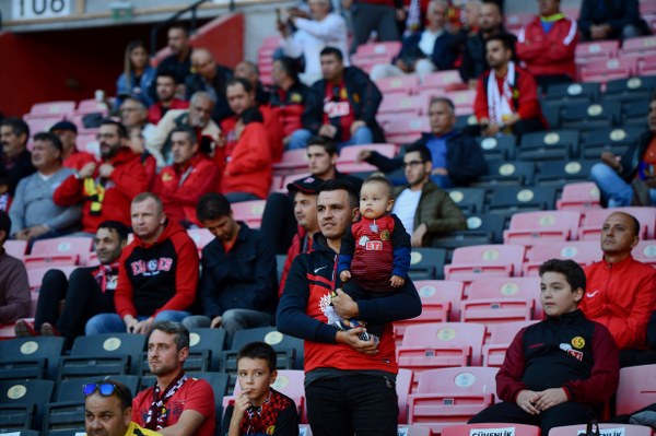 Eskişehirspor evinde Ekol Göz Menemenspor’u 3-0 mağlup ederek ligdeki ilk 3 puanını aldı. Spor Toto 1. Lig’in 5’inci haftasında oynanan Eskişehirspor-Menemenspor karşılaşmasına Es Es taraftarı ilgi göstermedi. Alınan puan silme cezaları, yönetimin akıl almaz hataları nedeniyle taraftarlar eski gibi tribünleri doldurmadı. Mücadeleyi 6 bin 424 taraftar takip etti. Taraftarlar bazı dakikalarda yönetime tepki gösterdi.