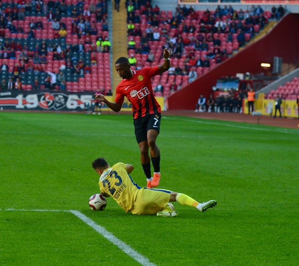 Eskişehirspor evinde Ekol Göz Menemenspor’u 3-0 mağlup ederek ligdeki ilk 3 puanını aldı. Spor Toto 1. Lig’in 5’inci haftasında oynanan Eskişehirspor-Menemenspor karşılaşmasına Es Es taraftarı ilgi göstermedi. Alınan puan silme cezaları, yönetimin akıl almaz hataları nedeniyle taraftarlar eski gibi tribünleri doldurmadı. Mücadeleyi 6 bin 424 taraftar takip etti. Taraftarlar bazı dakikalarda yönetime tepki gösterdi.