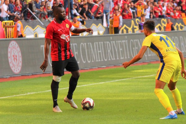 Eskişehirspor evinde Ekol Göz Menemenspor’u 3-0 mağlup ederek ligdeki ilk 3 puanını aldı. Spor Toto 1. Lig’in 5’inci haftasında oynanan Eskişehirspor-Menemenspor karşılaşmasına Es Es taraftarı ilgi göstermedi. Alınan puan silme cezaları, yönetimin akıl almaz hataları nedeniyle taraftarlar eski gibi tribünleri doldurmadı. Mücadeleyi 6 bin 424 taraftar takip etti. Taraftarlar bazı dakikalarda yönetime tepki gösterdi.