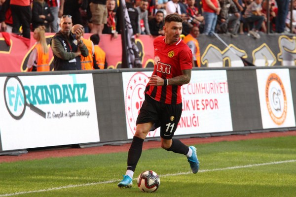 Eskişehirspor evinde Ekol Göz Menemenspor’u 3-0 mağlup ederek ligdeki ilk 3 puanını aldı. Spor Toto 1. Lig’in 5’inci haftasında oynanan Eskişehirspor-Menemenspor karşılaşmasına Es Es taraftarı ilgi göstermedi. Alınan puan silme cezaları, yönetimin akıl almaz hataları nedeniyle taraftarlar eski gibi tribünleri doldurmadı. Mücadeleyi 6 bin 424 taraftar takip etti. Taraftarlar bazı dakikalarda yönetime tepki gösterdi.