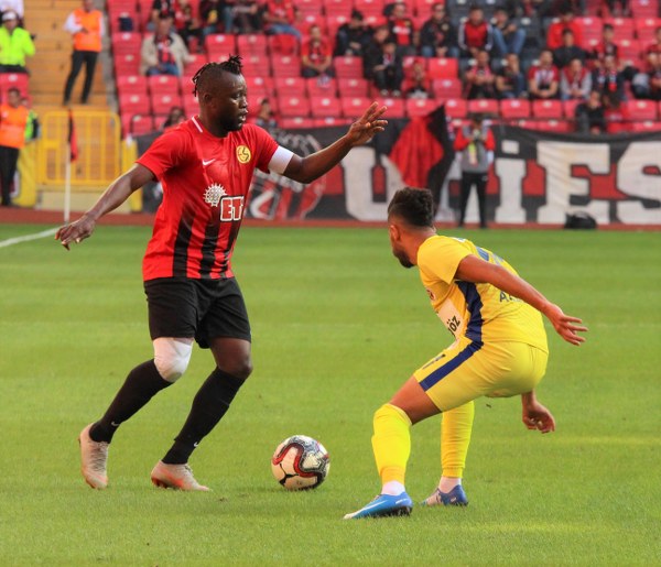 Eskişehirspor evinde Ekol Göz Menemenspor’u 3-0 mağlup ederek ligdeki ilk 3 puanını aldı. Spor Toto 1. Lig’in 5’inci haftasında oynanan Eskişehirspor-Menemenspor karşılaşmasına Es Es taraftarı ilgi göstermedi. Alınan puan silme cezaları, yönetimin akıl almaz hataları nedeniyle taraftarlar eski gibi tribünleri doldurmadı. Mücadeleyi 6 bin 424 taraftar takip etti. Taraftarlar bazı dakikalarda yönetime tepki gösterdi.