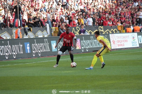 Eskişehirspor evinde Ekol Göz Menemenspor’u 3-0 mağlup ederek ligdeki ilk 3 puanını aldı. Spor Toto 1. Lig’in 5’inci haftasında oynanan Eskişehirspor-Menemenspor karşılaşmasına Es Es taraftarı ilgi göstermedi. Alınan puan silme cezaları, yönetimin akıl almaz hataları nedeniyle taraftarlar eski gibi tribünleri doldurmadı. Mücadeleyi 6 bin 424 taraftar takip etti. Taraftarlar bazı dakikalarda yönetime tepki gösterdi.