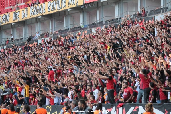 Eskişehirspor evinde Ekol Göz Menemenspor’u 3-0 mağlup ederek ligdeki ilk 3 puanını aldı. Spor Toto 1. Lig’in 5’inci haftasında oynanan Eskişehirspor-Menemenspor karşılaşmasına Es Es taraftarı ilgi göstermedi. Alınan puan silme cezaları, yönetimin akıl almaz hataları nedeniyle taraftarlar eski gibi tribünleri doldurmadı. Mücadeleyi 6 bin 424 taraftar takip etti. Taraftarlar bazı dakikalarda yönetime tepki gösterdi.