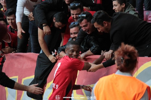 Eskişehirspor evinde Ekol Göz Menemenspor’u 3-0 mağlup ederek ligdeki ilk 3 puanını aldı. Spor Toto 1. Lig’in 5’inci haftasında oynanan Eskişehirspor-Menemenspor karşılaşmasına Es Es taraftarı ilgi göstermedi. Alınan puan silme cezaları, yönetimin akıl almaz hataları nedeniyle taraftarlar eski gibi tribünleri doldurmadı. Mücadeleyi 6 bin 424 taraftar takip etti. Taraftarlar bazı dakikalarda yönetime tepki gösterdi.