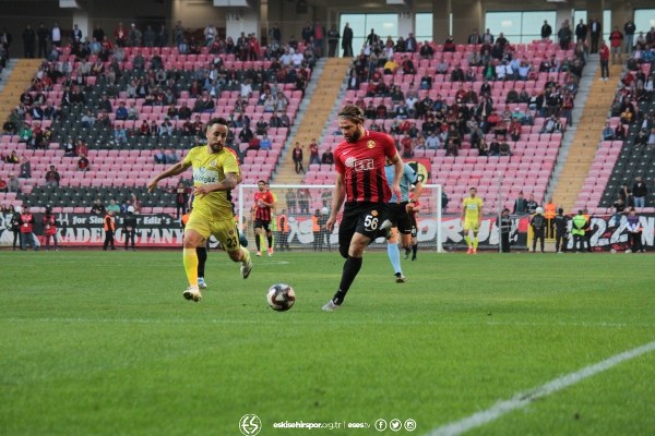 Eskişehirspor evinde Ekol Göz Menemenspor’u 3-0 mağlup ederek ligdeki ilk 3 puanını aldı. Spor Toto 1. Lig’in 5’inci haftasında oynanan Eskişehirspor-Menemenspor karşılaşmasına Es Es taraftarı ilgi göstermedi. Alınan puan silme cezaları, yönetimin akıl almaz hataları nedeniyle taraftarlar eski gibi tribünleri doldurmadı. Mücadeleyi 6 bin 424 taraftar takip etti. Taraftarlar bazı dakikalarda yönetime tepki gösterdi.