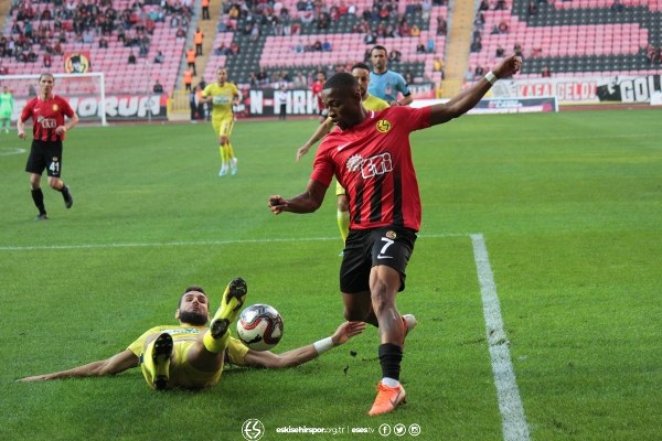 Eskişehirspor evinde Ekol Göz Menemenspor’u 3-0 mağlup ederek ligdeki ilk 3 puanını aldı. Spor Toto 1. Lig’in 5’inci haftasında oynanan Eskişehirspor-Menemenspor karşılaşmasına Es Es taraftarı ilgi göstermedi. Alınan puan silme cezaları, yönetimin akıl almaz hataları nedeniyle taraftarlar eski gibi tribünleri doldurmadı. Mücadeleyi 6 bin 424 taraftar takip etti. Taraftarlar bazı dakikalarda yönetime tepki gösterdi.