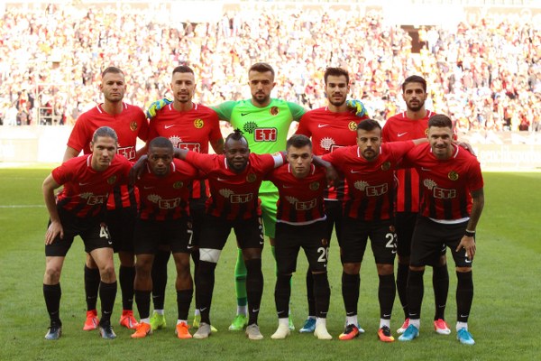 Eskişehirspor evinde Ekol Göz Menemenspor’u 3-0 mağlup ederek ligdeki ilk 3 puanını aldı. Spor Toto 1. Lig’in 5’inci haftasında oynanan Eskişehirspor-Menemenspor karşılaşmasına Es Es taraftarı ilgi göstermedi. Alınan puan silme cezaları, yönetimin akıl almaz hataları nedeniyle taraftarlar eski gibi tribünleri doldurmadı. Mücadeleyi 6 bin 424 taraftar takip etti. Taraftarlar bazı dakikalarda yönetime tepki gösterdi.