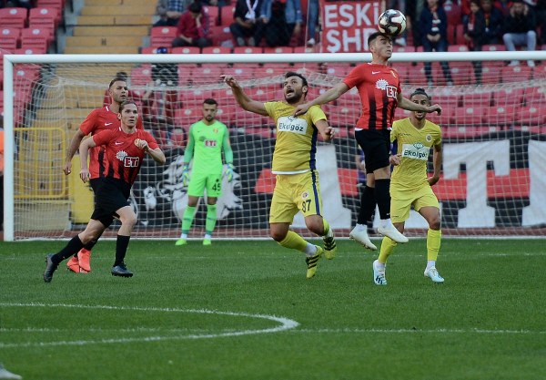 Eskişehirspor evinde Ekol Göz Menemenspor’u 3-0 mağlup ederek ligdeki ilk 3 puanını aldı. Spor Toto 1. Lig’in 5’inci haftasında oynanan Eskişehirspor-Menemenspor karşılaşmasına Es Es taraftarı ilgi göstermedi. Alınan puan silme cezaları, yönetimin akıl almaz hataları nedeniyle taraftarlar eski gibi tribünleri doldurmadı. Mücadeleyi 6 bin 424 taraftar takip etti. Taraftarlar bazı dakikalarda yönetime tepki gösterdi.