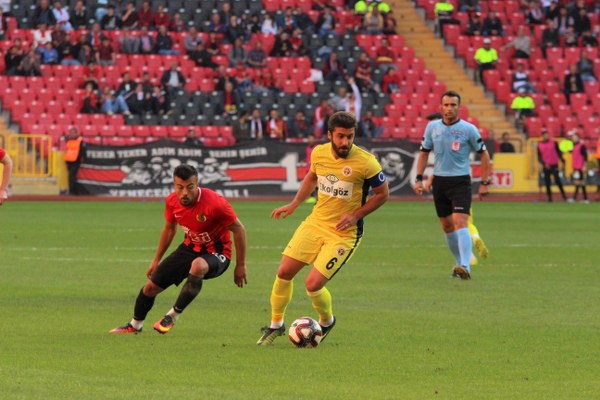 Eskişehirspor evinde Ekol Göz Menemenspor’u 3-0 mağlup ederek ligdeki ilk 3 puanını aldı. Spor Toto 1. Lig’in 5’inci haftasında oynanan Eskişehirspor-Menemenspor karşılaşmasına Es Es taraftarı ilgi göstermedi. Alınan puan silme cezaları, yönetimin akıl almaz hataları nedeniyle taraftarlar eski gibi tribünleri doldurmadı. Mücadeleyi 6 bin 424 taraftar takip etti. Taraftarlar bazı dakikalarda yönetime tepki gösterdi.